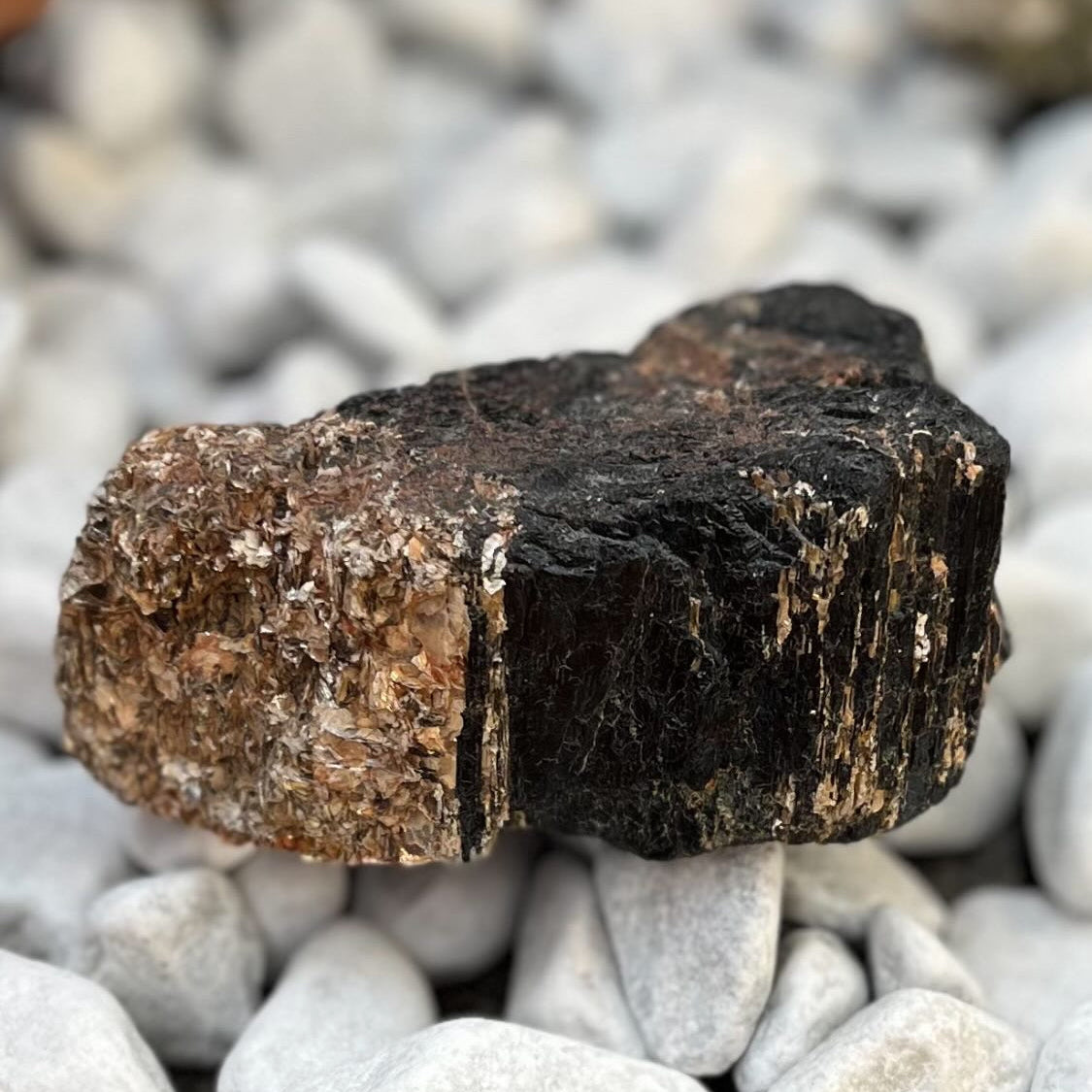 Schörl (schwarzer Turmalin) mit Mica